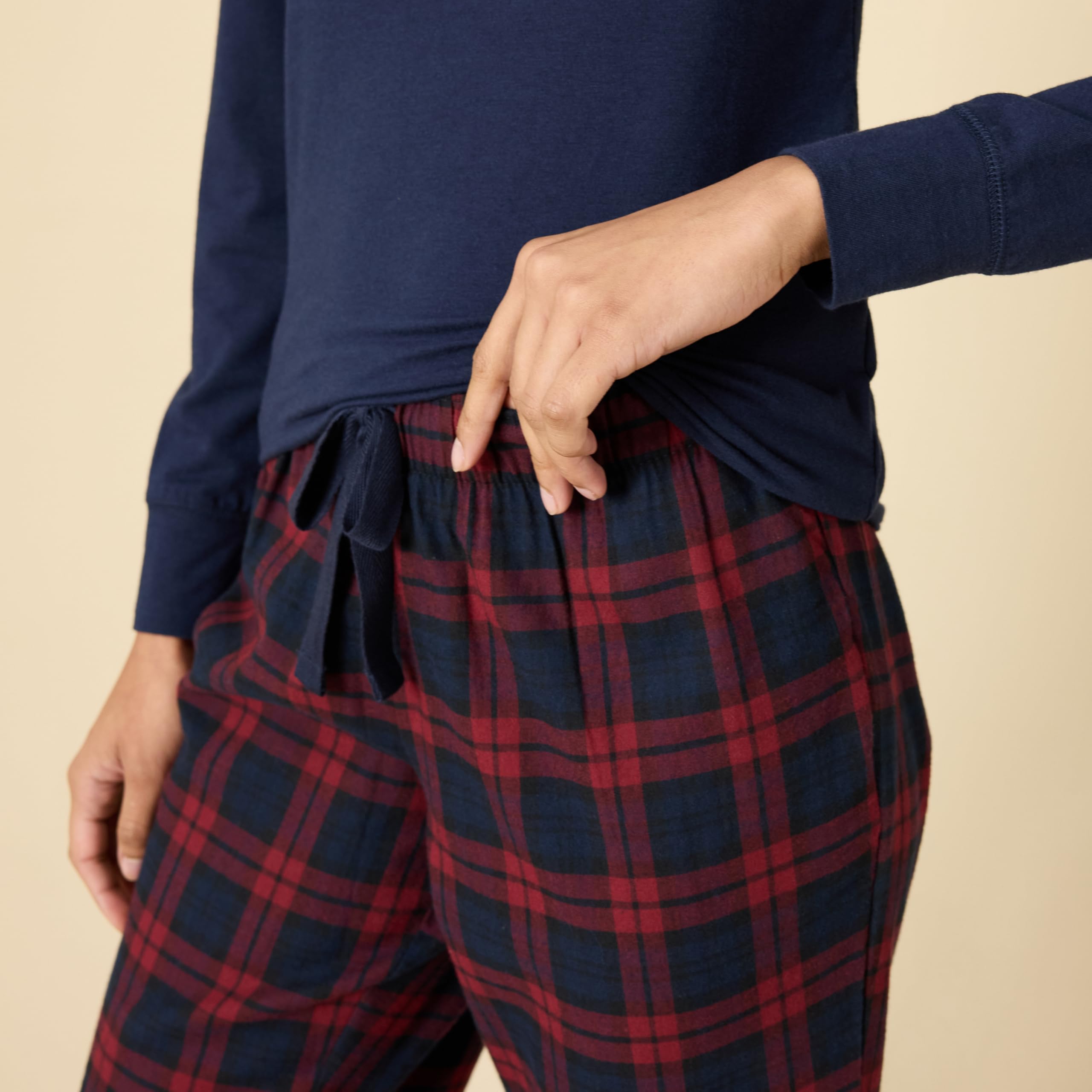 Amazon Essentials Women's Lightweight Flannel Pajama Pant and Long-Sleeve T-Shirt Sleep Set