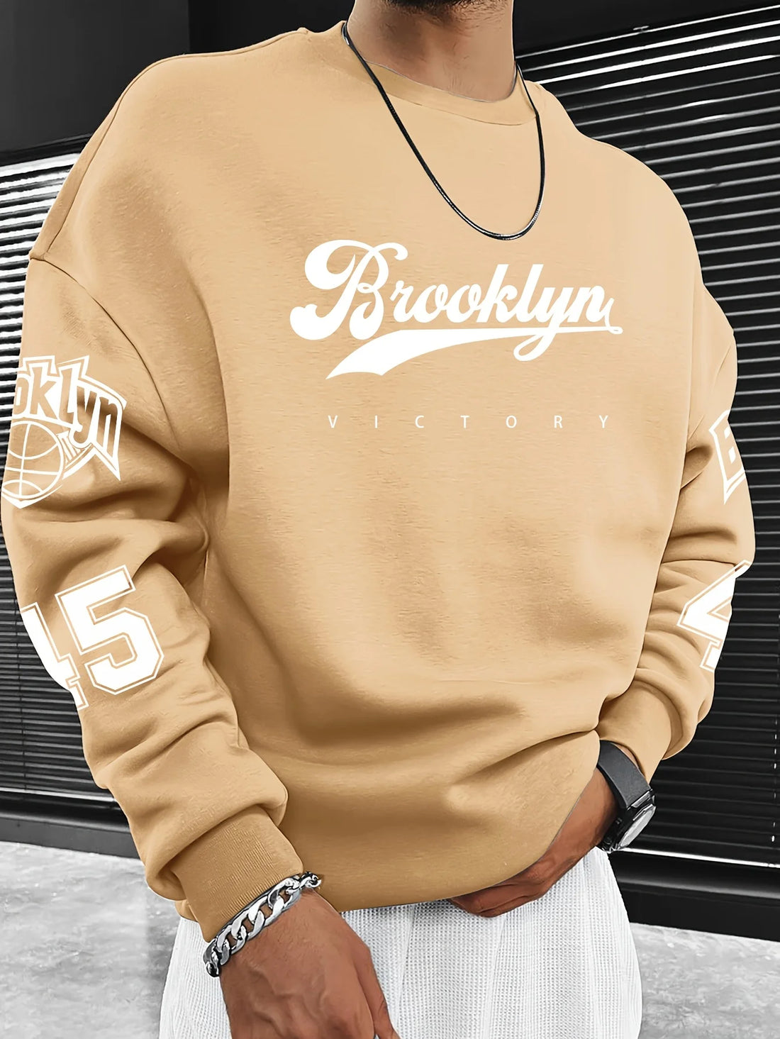 The new men's round-neck hoodie for Spring and Autumn 2025 features street fashion and soft 3D digital pattern printing